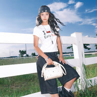 Bracelet manchette multi-anneaux en argent porté sur le poignet, style moderne et élégant.