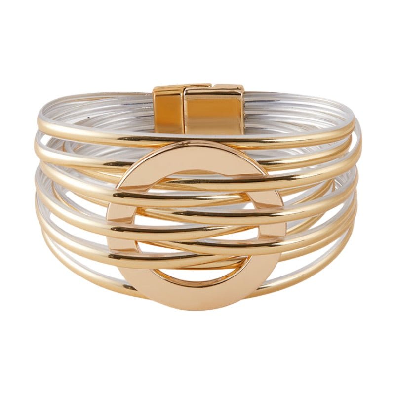 Bracelet manchette multi-anneaux en métal or avec fermoir central circulaire sophistiqué.