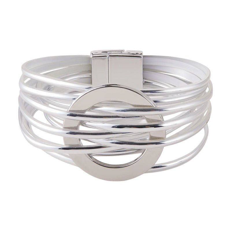 Bracelet manchette argenté multi-anneaux avec cœur central et fermoir clip, style moderne.