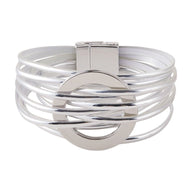 Bracelet manchette argenté multi-anneaux avec cœur central et fermoir clip, style moderne.