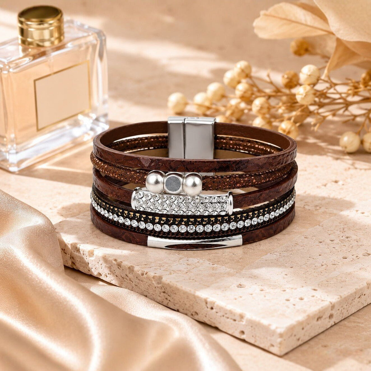 Meerrijige manchetarmband van bruin splitleer voor dames, sieraad met magneetsluiting, elegant modeaccessoire met fonkelende strass-steentjes, model Enesta