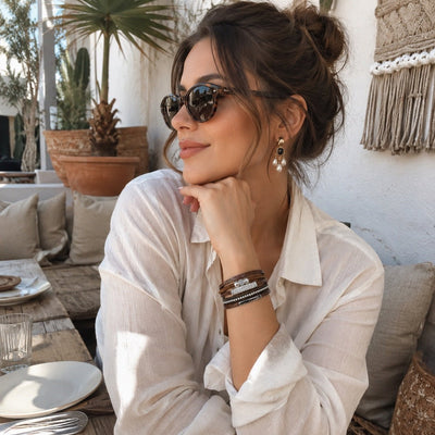 Meerrijige manchetarmband van bruin splitleer voor dames, sieraad met magneetsluiting, elegant modeaccessoire met fonkelende strass-steentjes, model Enesta