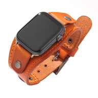 Bracelet manchette large en cuir orange avec boucles métalliques pour Apple Watch.