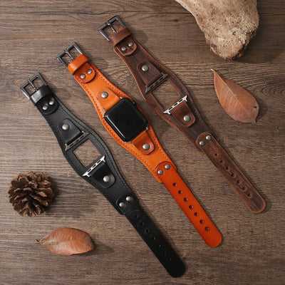 Trois bracelets manchette en cuir pour Apple Watch, styles moderne, couleurs noir, orange et marron, large et ajustable.