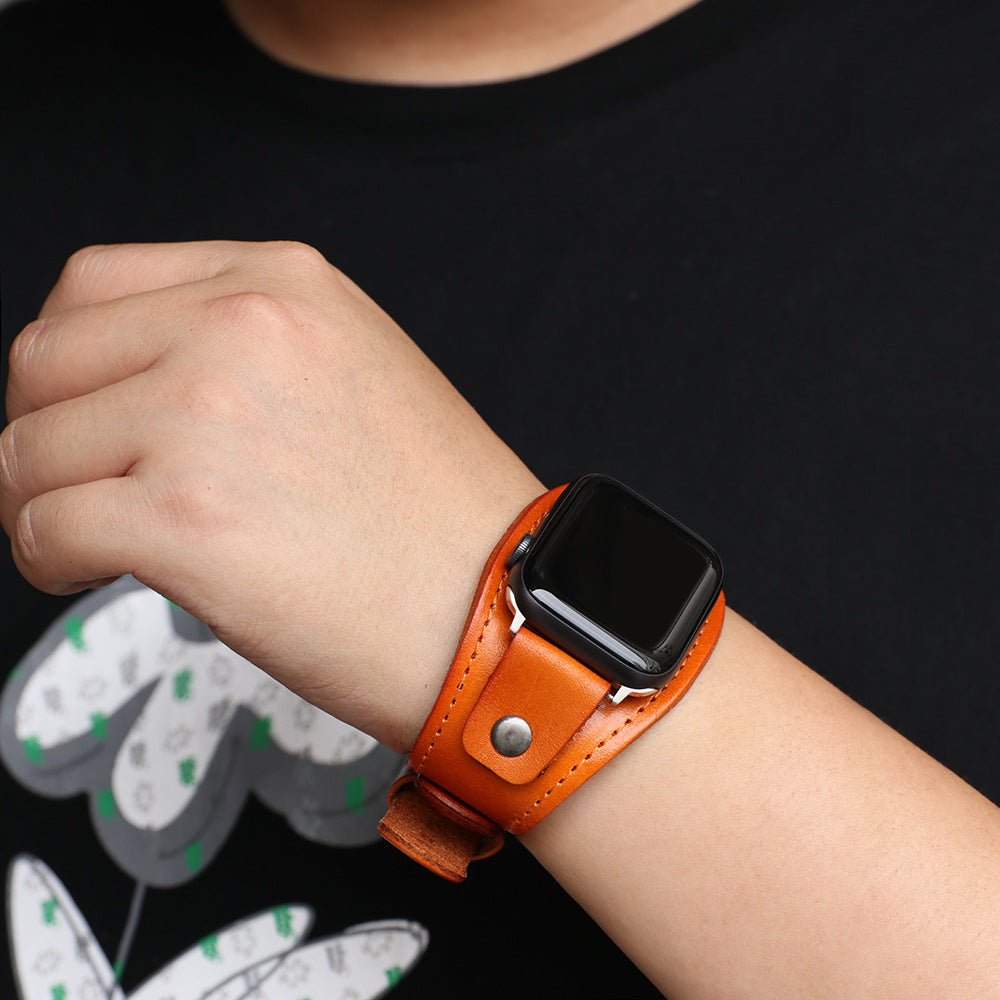 Bracelet manchette orange en cuir large pour Apple Watch, style moderne, boucle métallique argentée.