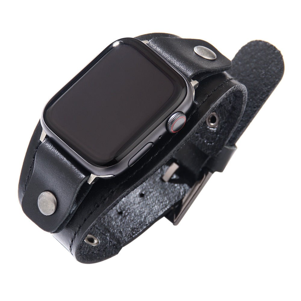 Bracelet manchette large en cuir noir pour Apple Watch avec boutons-pression métalliques.