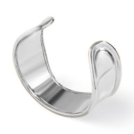 Bracelet manchette homme en argent poli avec design épuré et surface lisse réfléchissante.