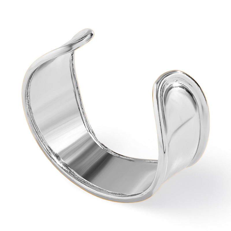 Bracelet manchette homme en argent poli avec design épuré et surface lisse réfléchissante.