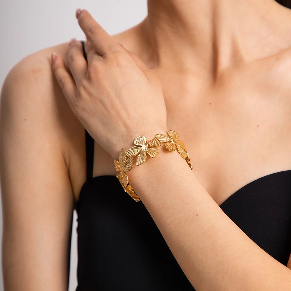 Bracelet manchette style ensoleillé, fleurs et pétales, en acier inoxydable, modèle Bina - La Boutique du Bracelet