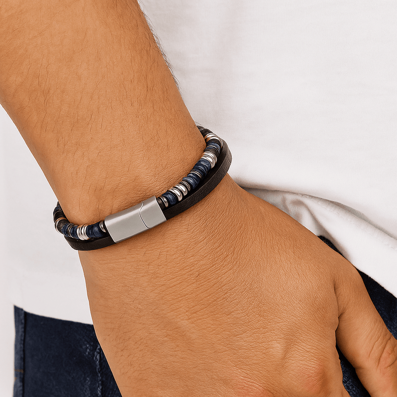 Bracelet masculin en cuir noir avec pierres naturelles bleues et blanches, fermoir métallique argenté sécurisé.