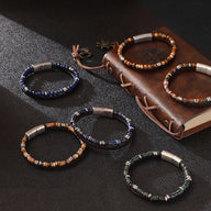 Lot de bracelets masculins en pierres naturelles multicolores avec perles en métal et fermoirs sécurisés en acier.