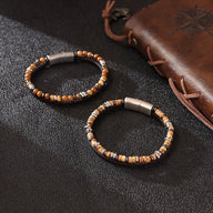Bracelet masculin en pierres naturelles brunes et noires, perles métalliques argentées, cuir marron, fermoir magnétique.