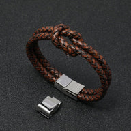 Bracelet masculin brun en simili cuir tressé avec nœud moderne et fermoir magnétique argenté en acier inoxydable.