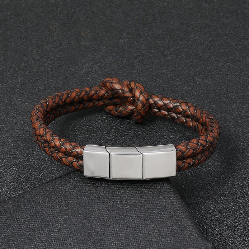 Bracelet marron en simili cuir tressé avec nœud moderne et fermeture magnétique en acier inoxydable.
