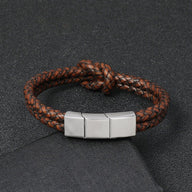 Bracelet marron en simili cuir tressé avec nœud moderne et fermeture magnétique en acier inoxydable.