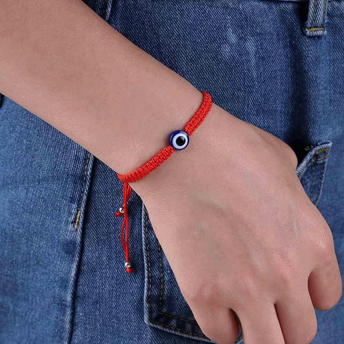 Bracelet fil rouge ciré avec perle œil bleu et blanc, style minimaliste, ajustable.