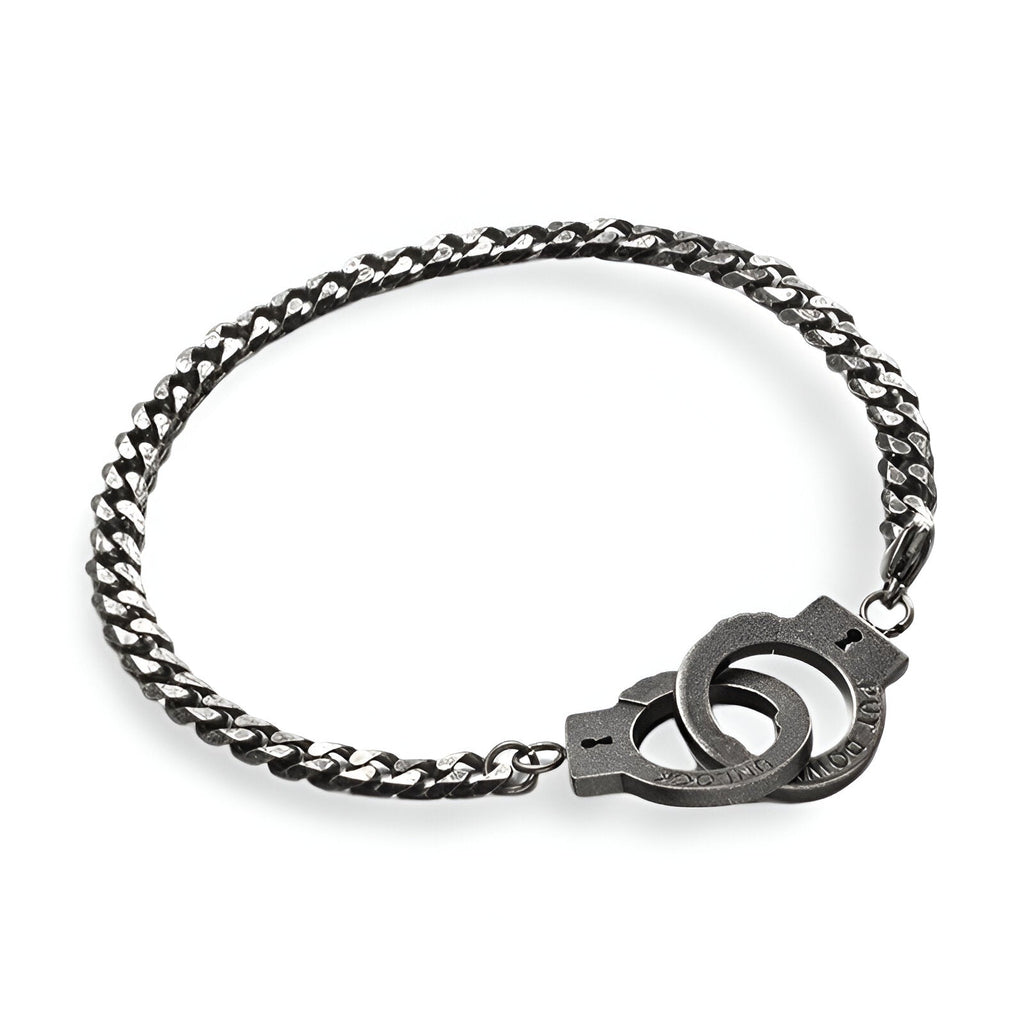 Bracelet menottes en acier inoxydable gris avec chaîne maillons plats et fermoir menottes stylisé.