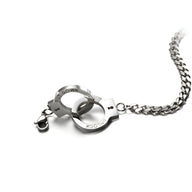 Bracelet menottes en acier inoxydable argenté avec chaîne épaisse et fermoir mousqueton.