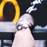 Bracelet menottes en acier inoxydable argenté à finition brillante, style mixte modèles Steph.