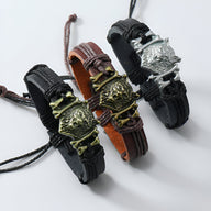 Trois bracelets en microfibre avec tête de loup hurlant, finitions or et argent, styles noir et marron.