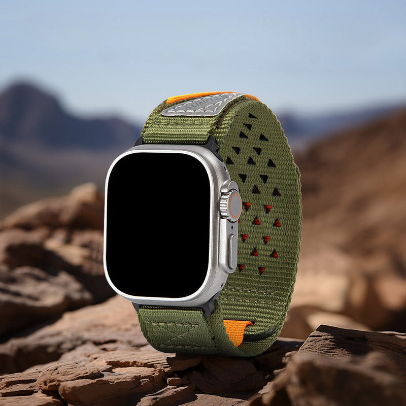 Bracelet Apple Watch vert militaire en nylon résistant avec fermeture velcro et détails orange.