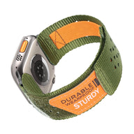 Bracelet Apple Watch vert militaire en nylon avec fermeture velcro orange et étiquette "Sturdy".