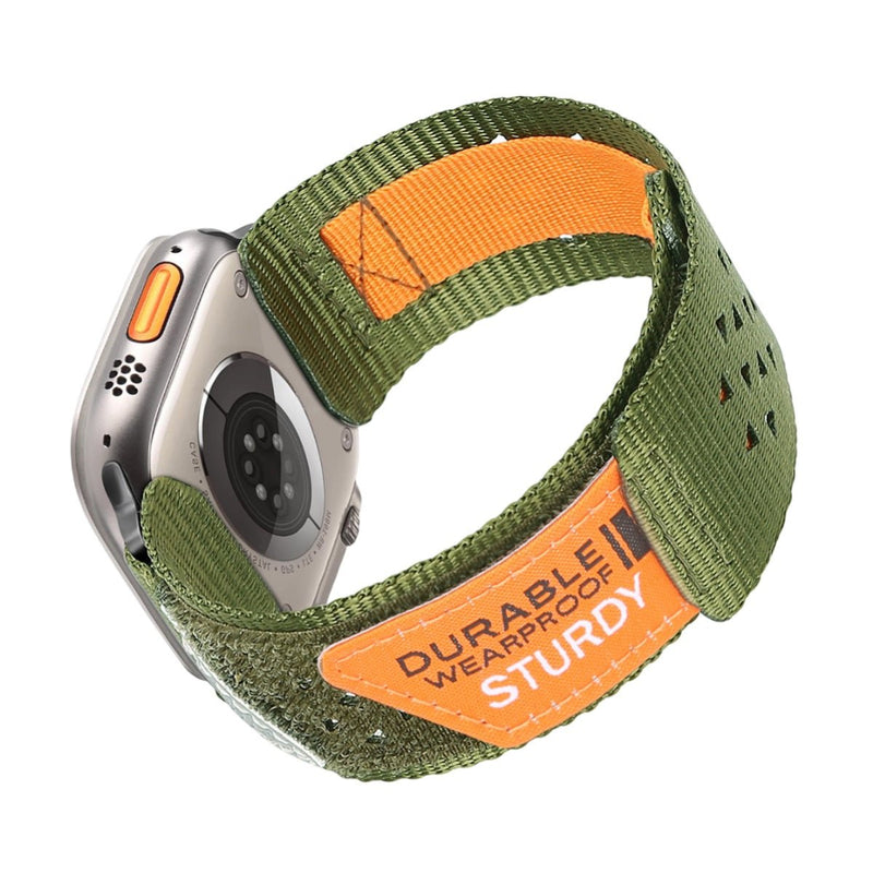 Bracelet Apple Watch vert militaire en nylon avec fermeture velcro orange et étiquette "Sturdy".