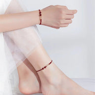 Bracelet femme en fil ciré bordeaux, pierres de cinabre et motif infini argenté minimaliste.