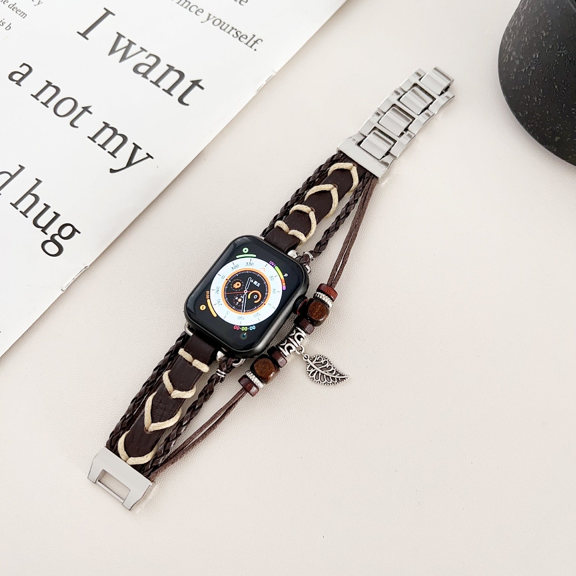 Bracelet montre Apple en simili tressé, bracelet multi rang avec bois et pendentif feuille, bracelet bohème chic pour Apple Watch, modèle Trossa