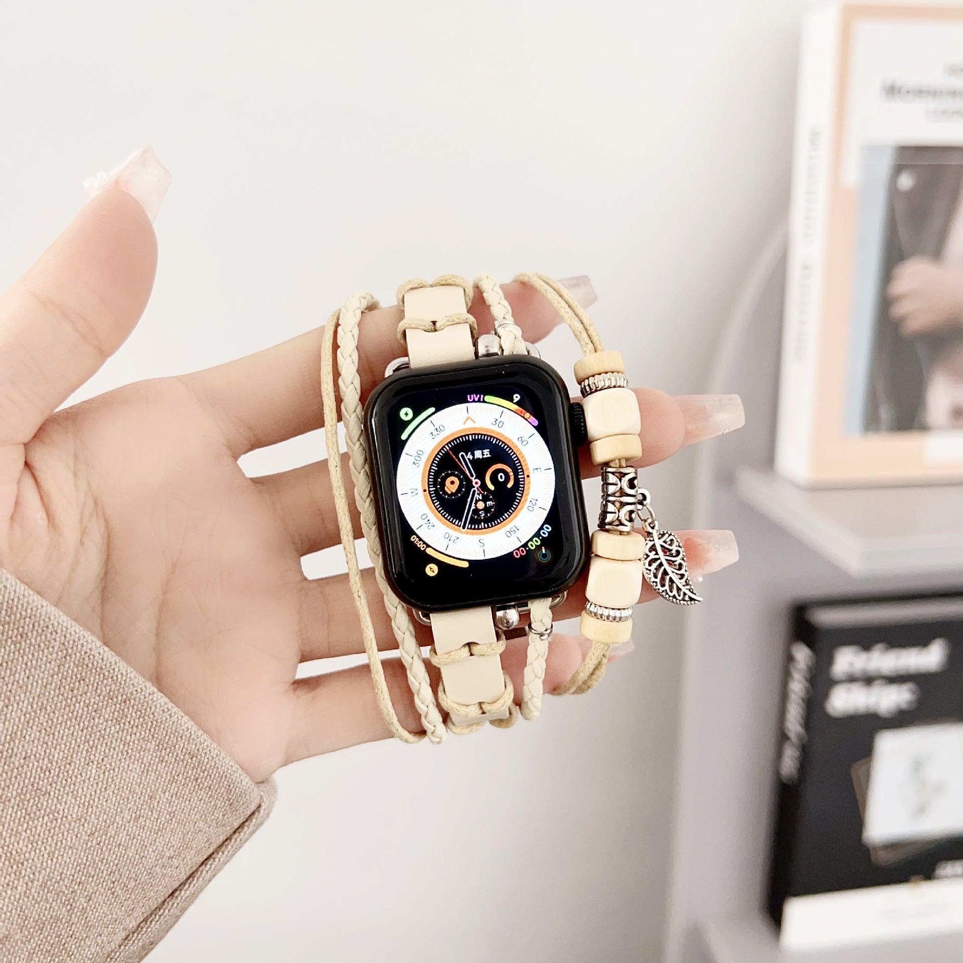 Bracelet montre Apple en simili tressé, bracelet multi rang avec bois et pendentif feuille, bracelet bohème chic pour Apple Watch, modèle Trossa