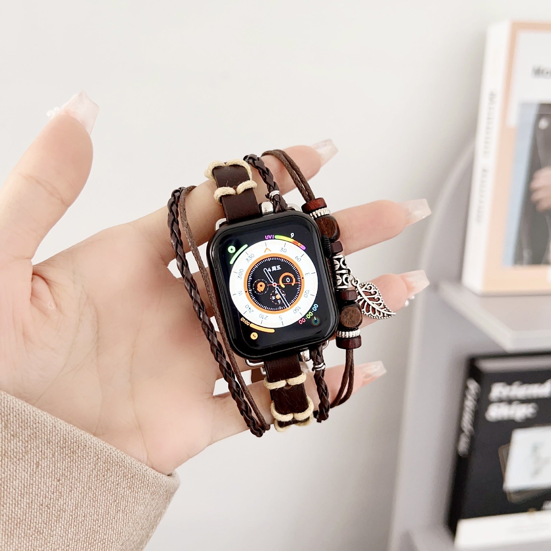 Bracelet montre Apple en simili tressé, bracelet multi rang avec bois et pendentif feuille, bracelet bohème chic pour Apple Watch, modèle Trossa