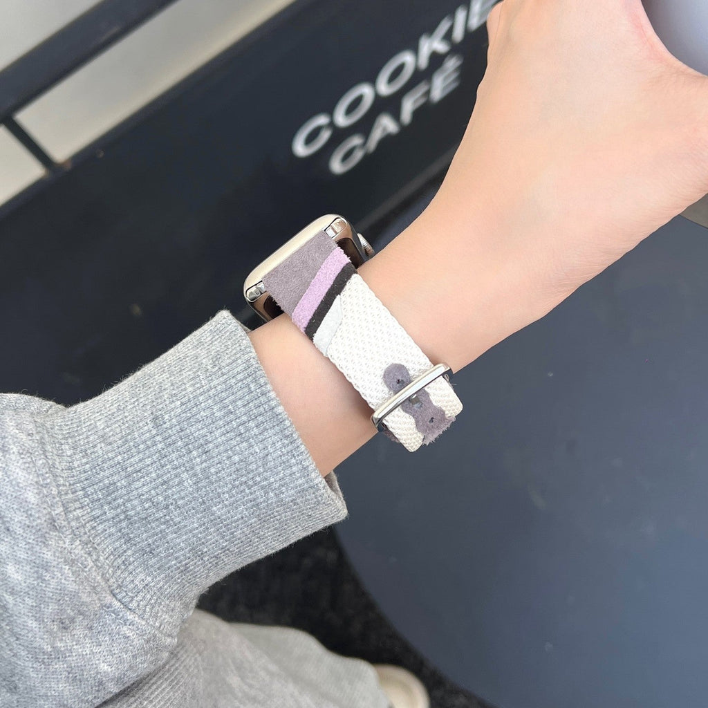 Bracelet montre Apple Watch en toile tissée colorée violet clair avec intérieur cuir beige doux et boucle métallique.