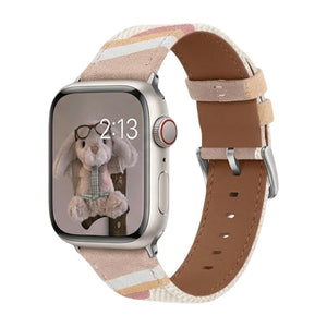 Bracelet Apple Watch Claire en toile tissée rose et beige, intérieur en cuir camel, boucle argentée.