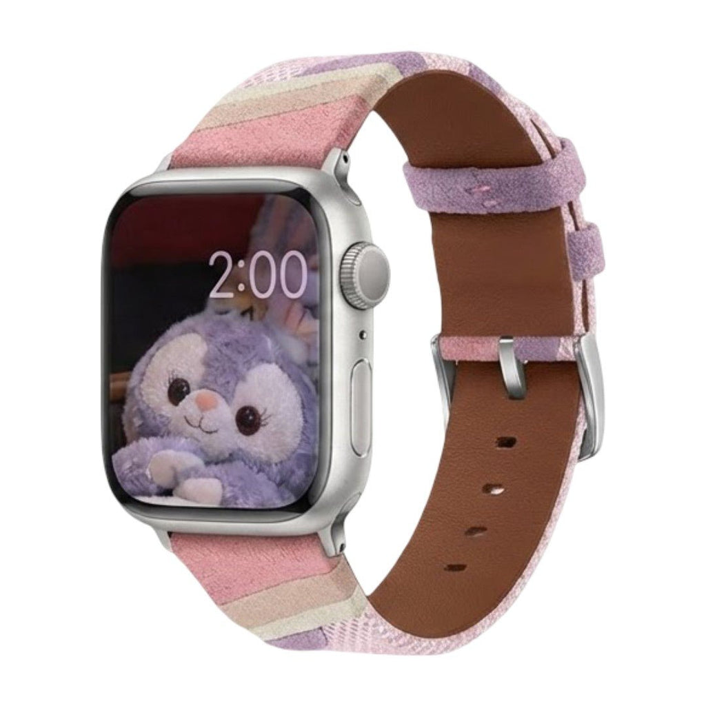 Bracelet Apple Watch en toile tissée rose et blanc, intérieur cuir marron doux, boucle argentée simple.