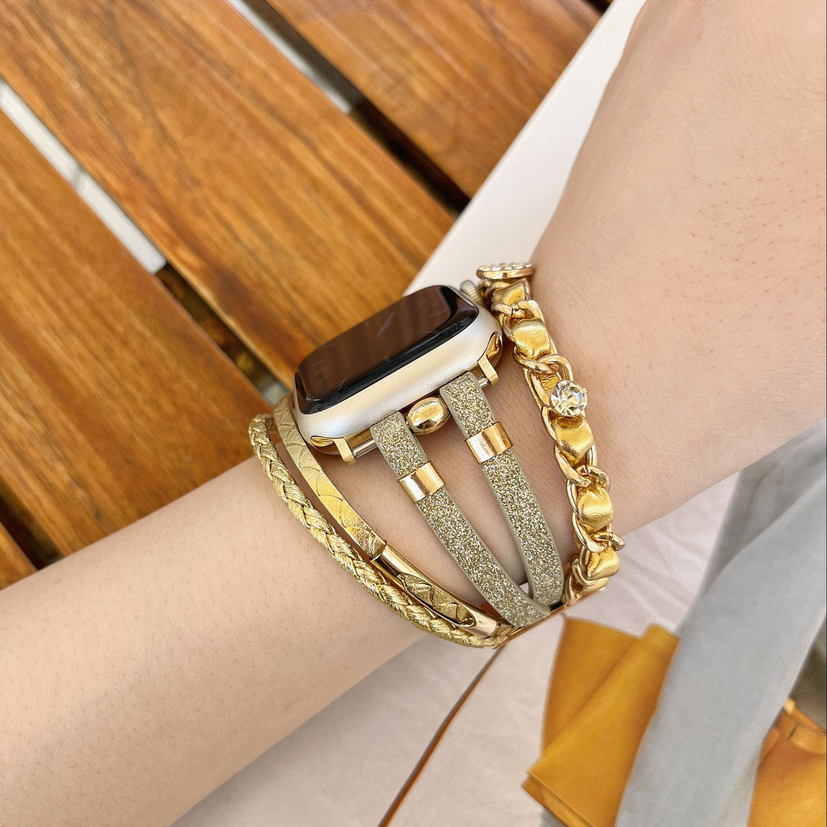 Pulseira Apple Watch multi-voltas, tiras entrançadas e corrente entrelaçada, medalhões com strass, para mulher, modelo Wixe
