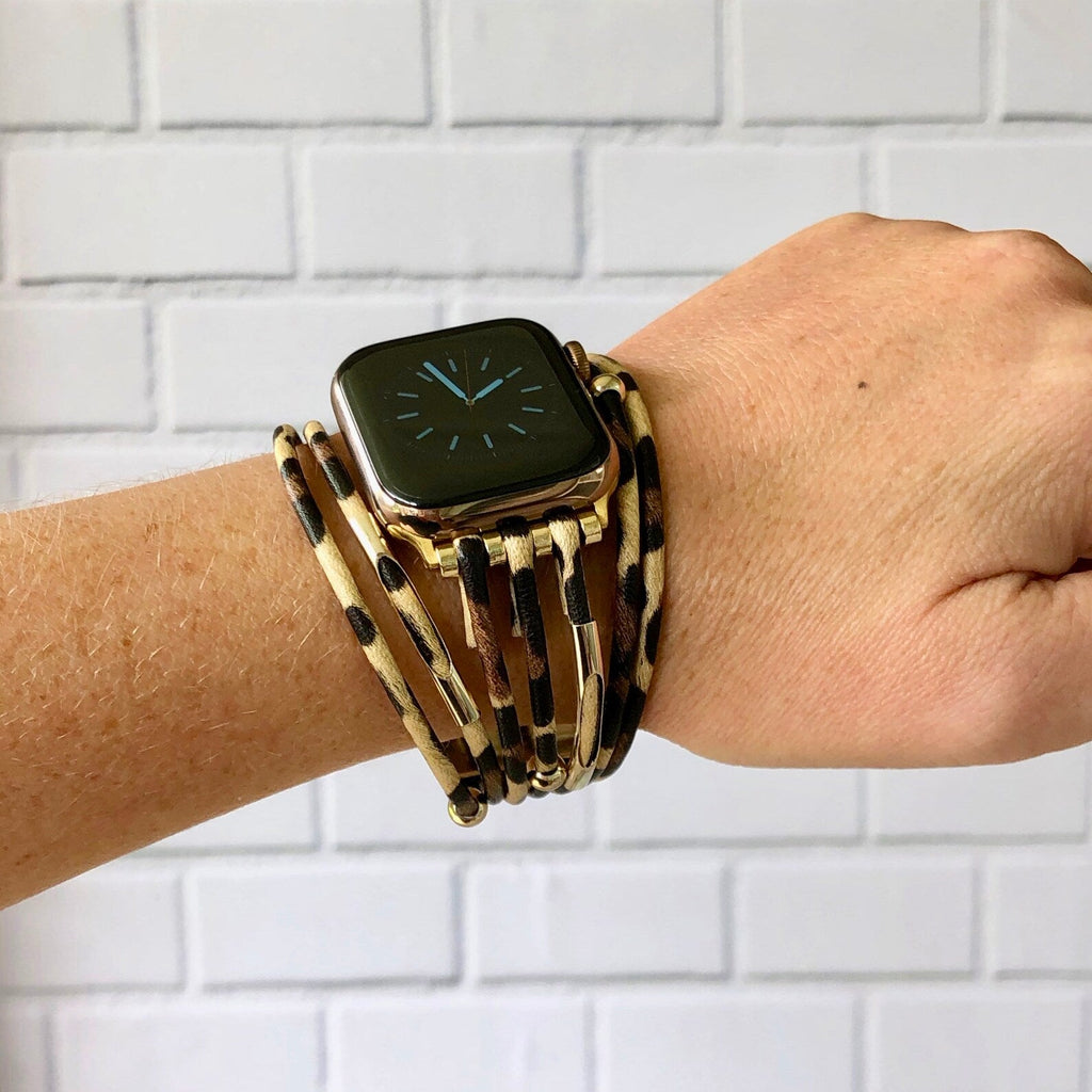 Bracelet montre Apple Watch léopard beige et marron en simili cuir doux, sangles multiples ajustables, boucles métal doré.