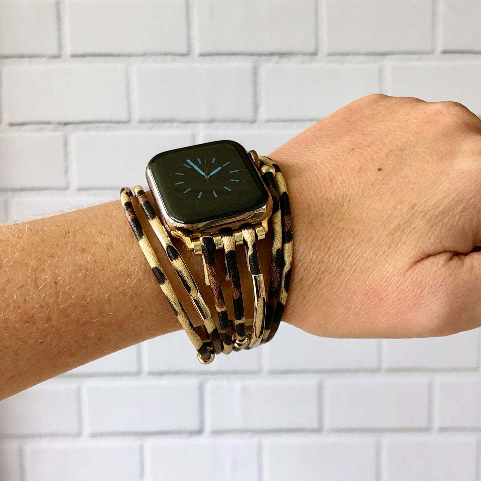 Bracelet montre Apple Watch léopard beige et marron en simili cuir doux, sangles multiples ajustables, boucles métal doré.