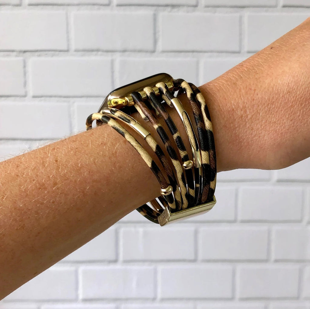 Bracelet montre Apple Watch léopard en simili cuir doux noir et beige avec boucle métal doré, design ajustable et mode femme.