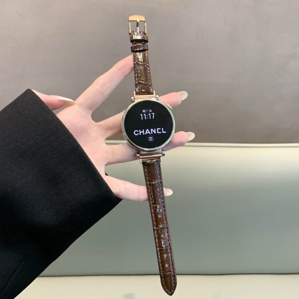 Bracelet montre effet crocodile marron en simili vegan avec boucle métal doré pour femme.