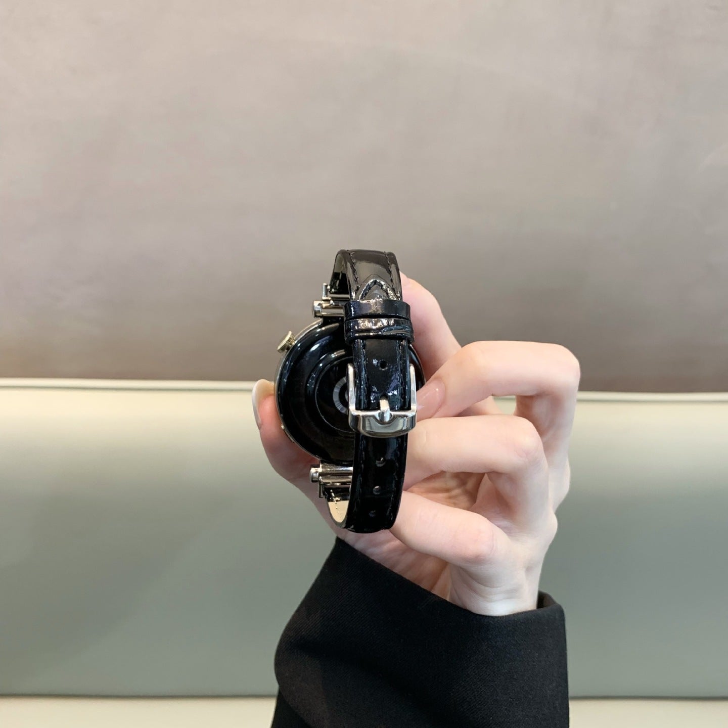 Bracelet montre effet crocodile noir en simili vegan avec boucle en métal doré, modèle Cruize.