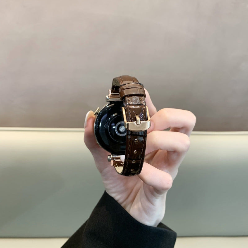 Bracelet montre effet crocodile marron en simili vegan avec boucle métallique dorée, adapté pour femme.