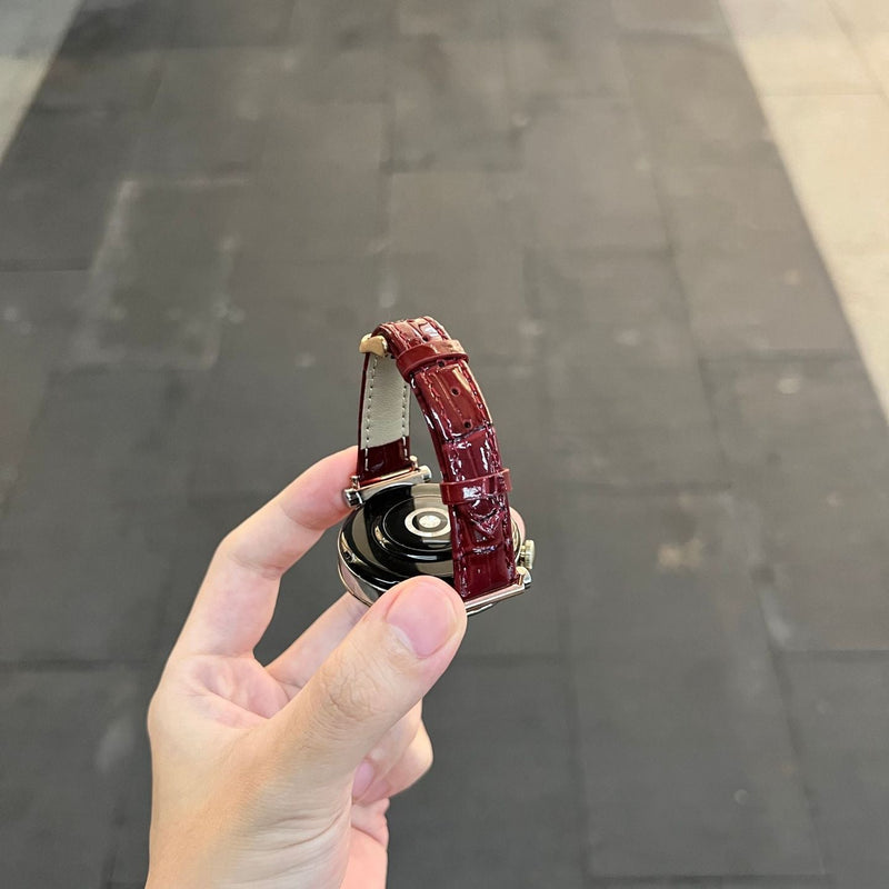 Bracelet montre effet crocodile bordeaux simili vegan avec boucle métal doré élégante.