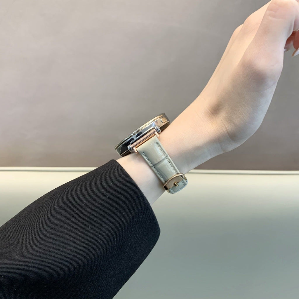 Bracelet montre simili cuir effet crocodile beige avec boucle métal doré, style élégant pour femme.