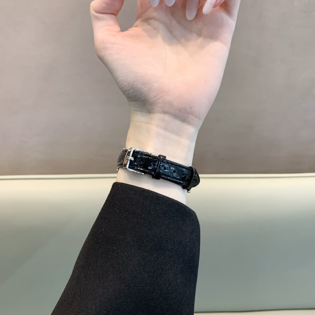 Bracelet montre connecté effet crocodile noir simili vegan avec boucle métal doré pour femme.