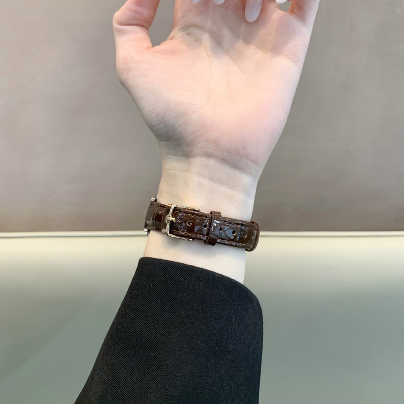 Bracelet montre effet crocodile marron foncé, simili vegan, boucle métal doré, pour femme.