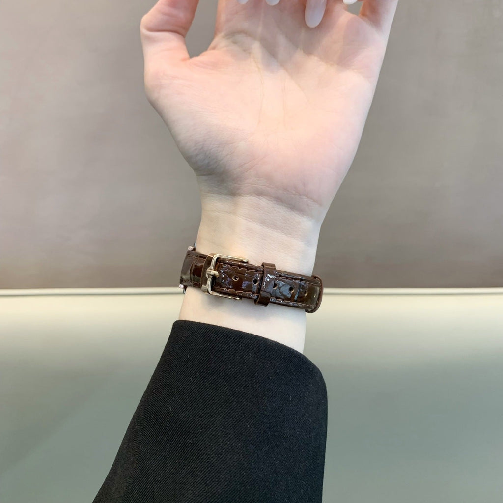 Bracelet montre effet crocodile marron foncé, simili vegan, boucle métal doré, pour femme.