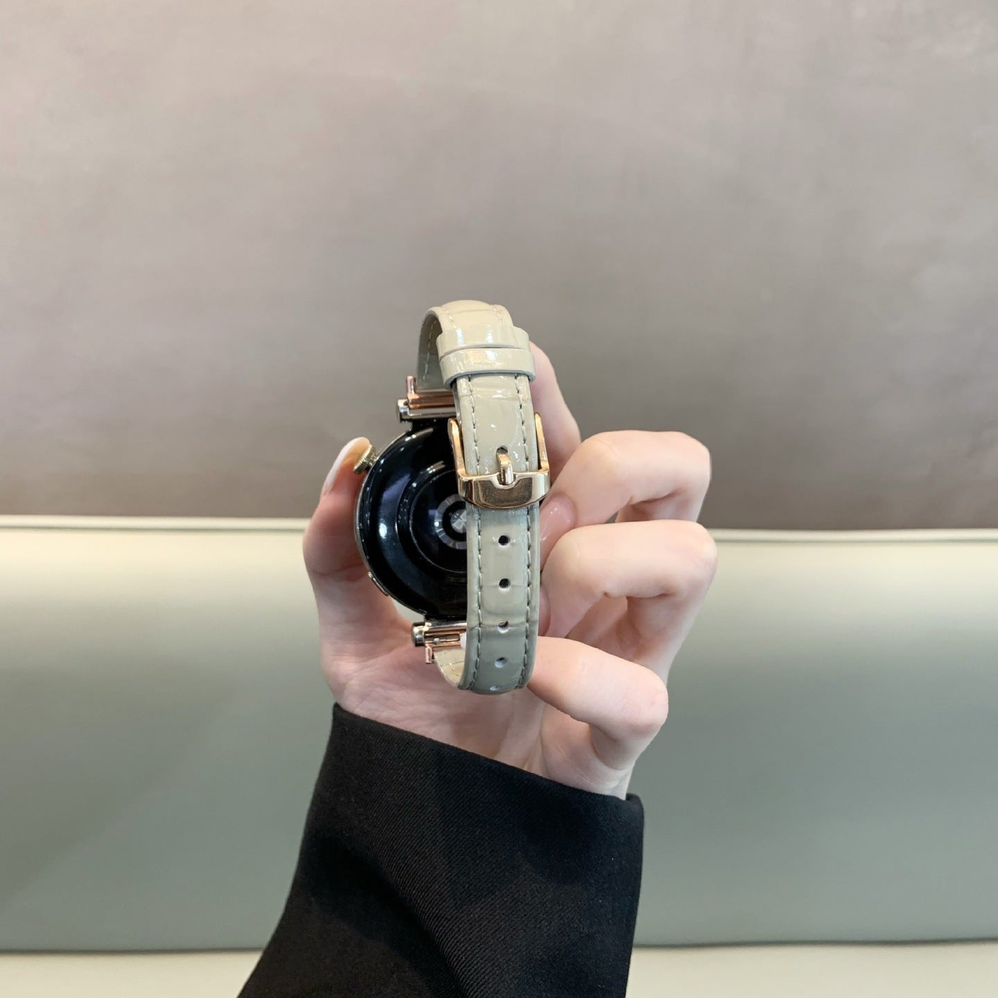 Bracelet montre effet crocodile beige en simili cuir vegan avec boucle métal doré, adapté pour montres connectées femme.