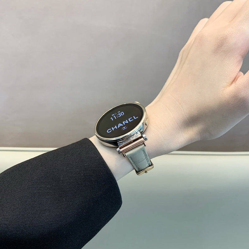 Bracelet montre effet crocodile simili vegan vert pâle avec boucle métal doré pour montre connectée femme.