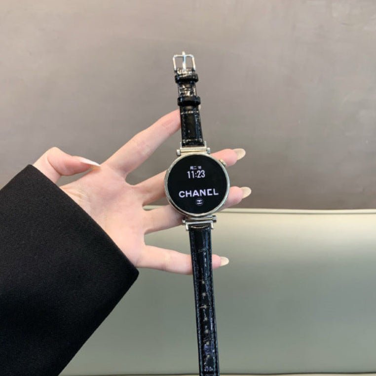 Bracelet montre noir effet croco simili vegan avec boucle métal doré, style élégant pour femme.