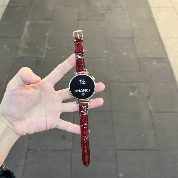 Bracelet montre connectée simili cuir rouge effet crocodile, boucle métal doré, design fin et élégant.